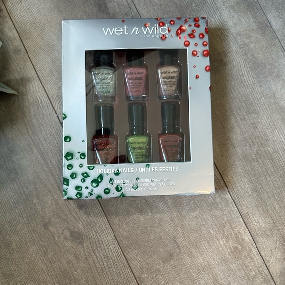 New Wet n Wild Holiday Nails Set - Multicolor Gift Box Set Set of 6 - Picture 8 of 8